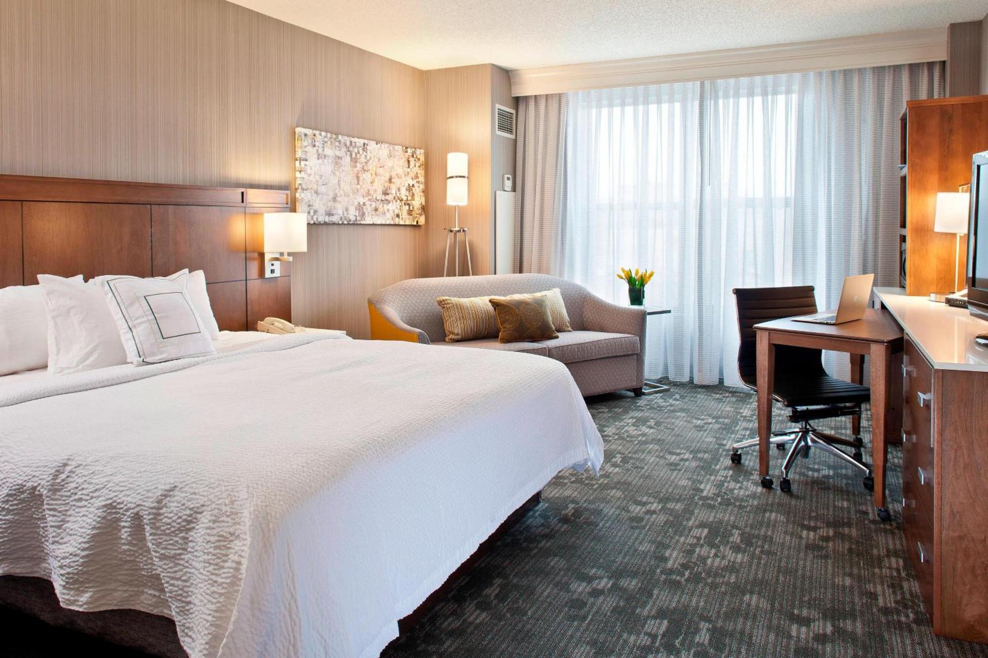 Courtyard By Marriott Pueblo Hotel Екстериор снимка