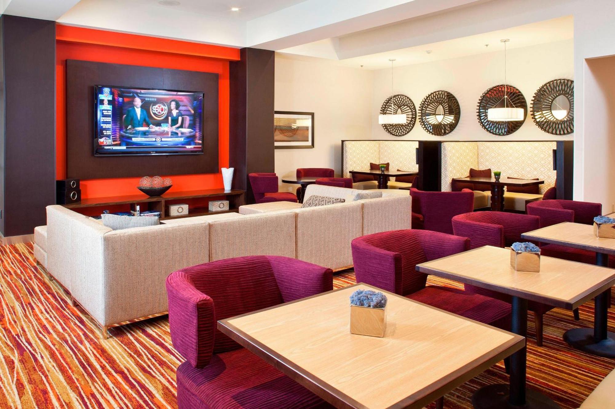 Courtyard By Marriott Pueblo Hotel Екстериор снимка