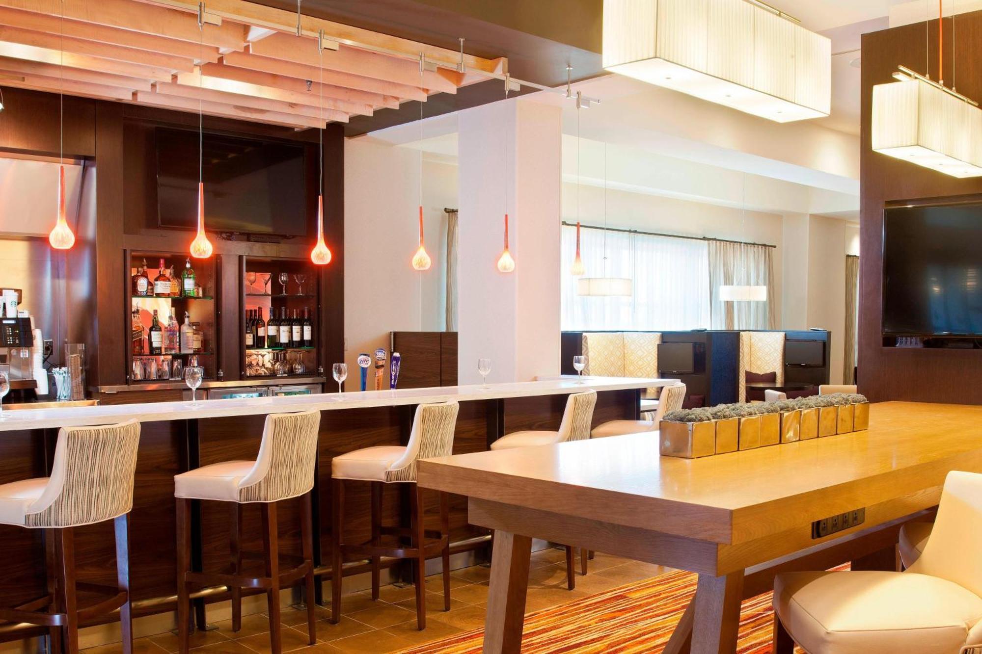 Courtyard By Marriott Pueblo Hotel Екстериор снимка