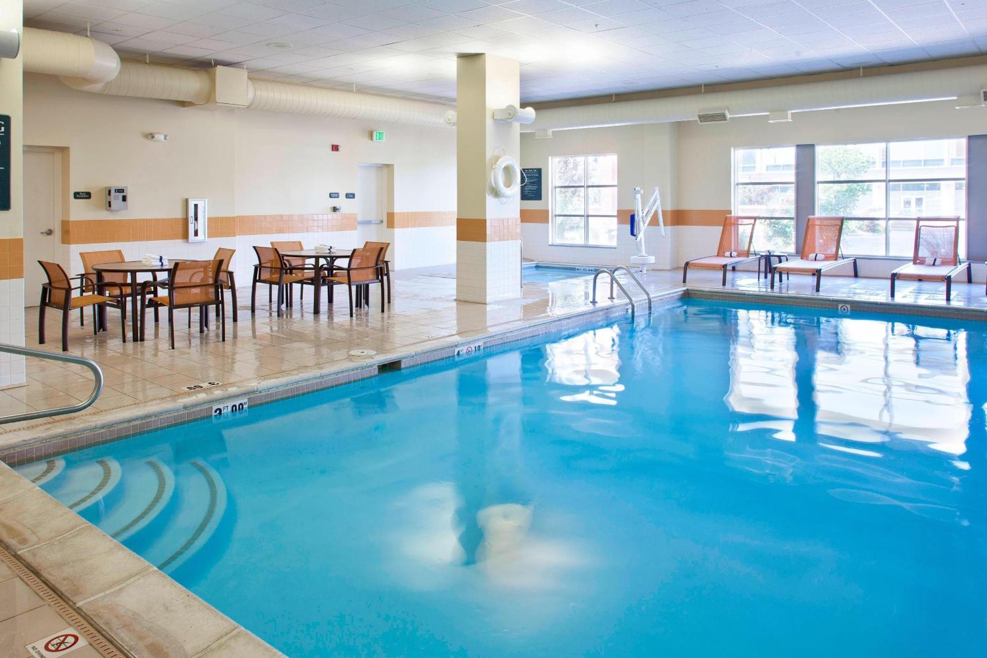 Courtyard By Marriott Pueblo Hotel Екстериор снимка