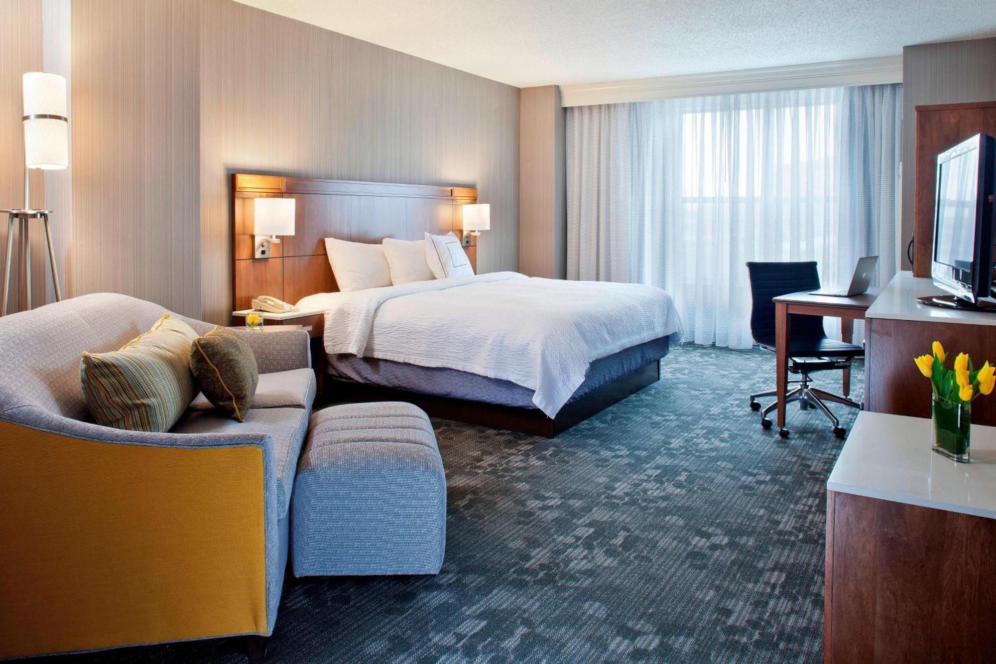 Courtyard By Marriott Pueblo Hotel Екстериор снимка
