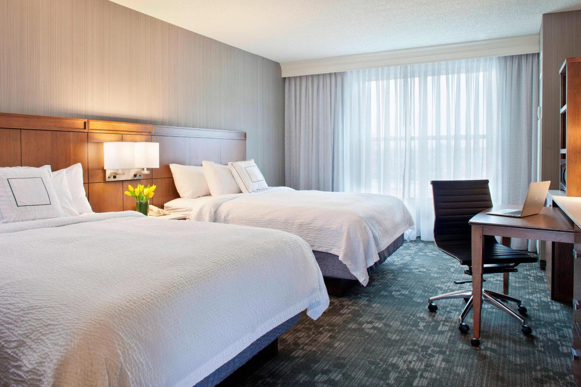 Courtyard By Marriott Pueblo Hotel Екстериор снимка