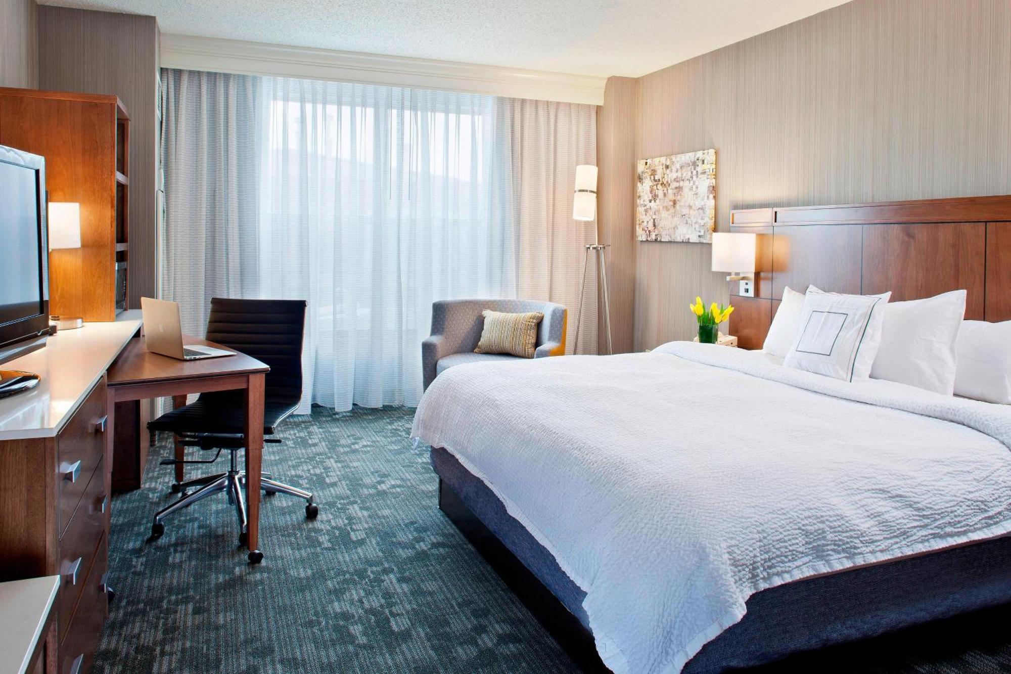 Courtyard By Marriott Pueblo Hotel Екстериор снимка