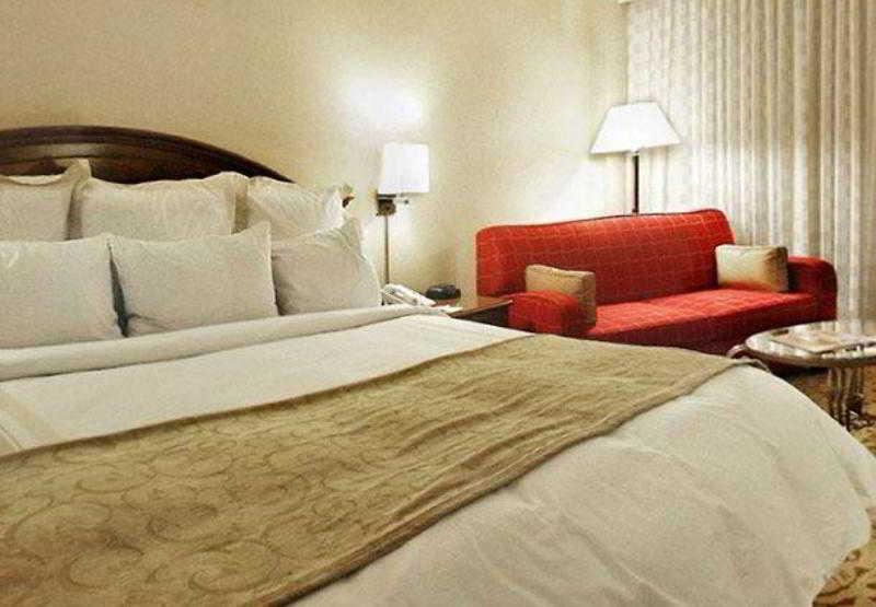 Courtyard By Marriott Pueblo Hotel Екстериор снимка